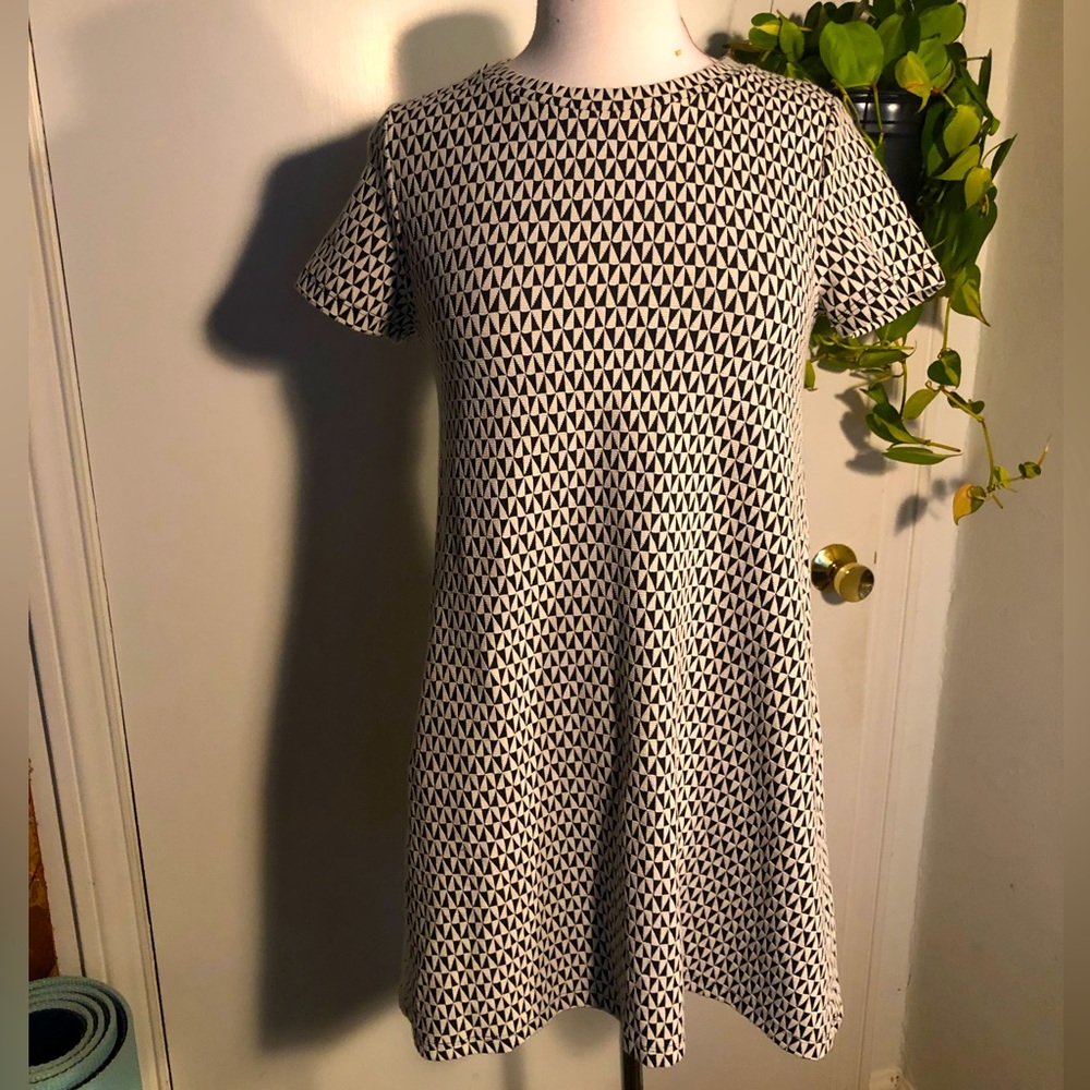 mod baby doll black and white geometric mini dress with sleeves Size m 28
